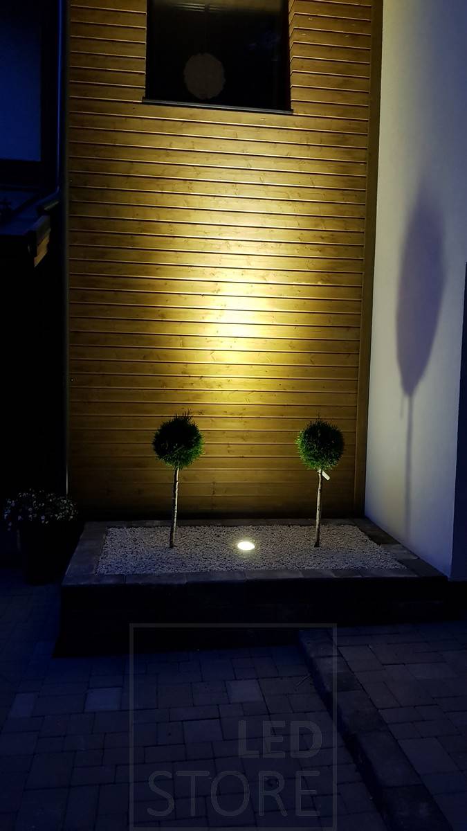 LUMIÈRE DE TERRAIN à LED encastrée dans le sol et éclairée au crépuscule